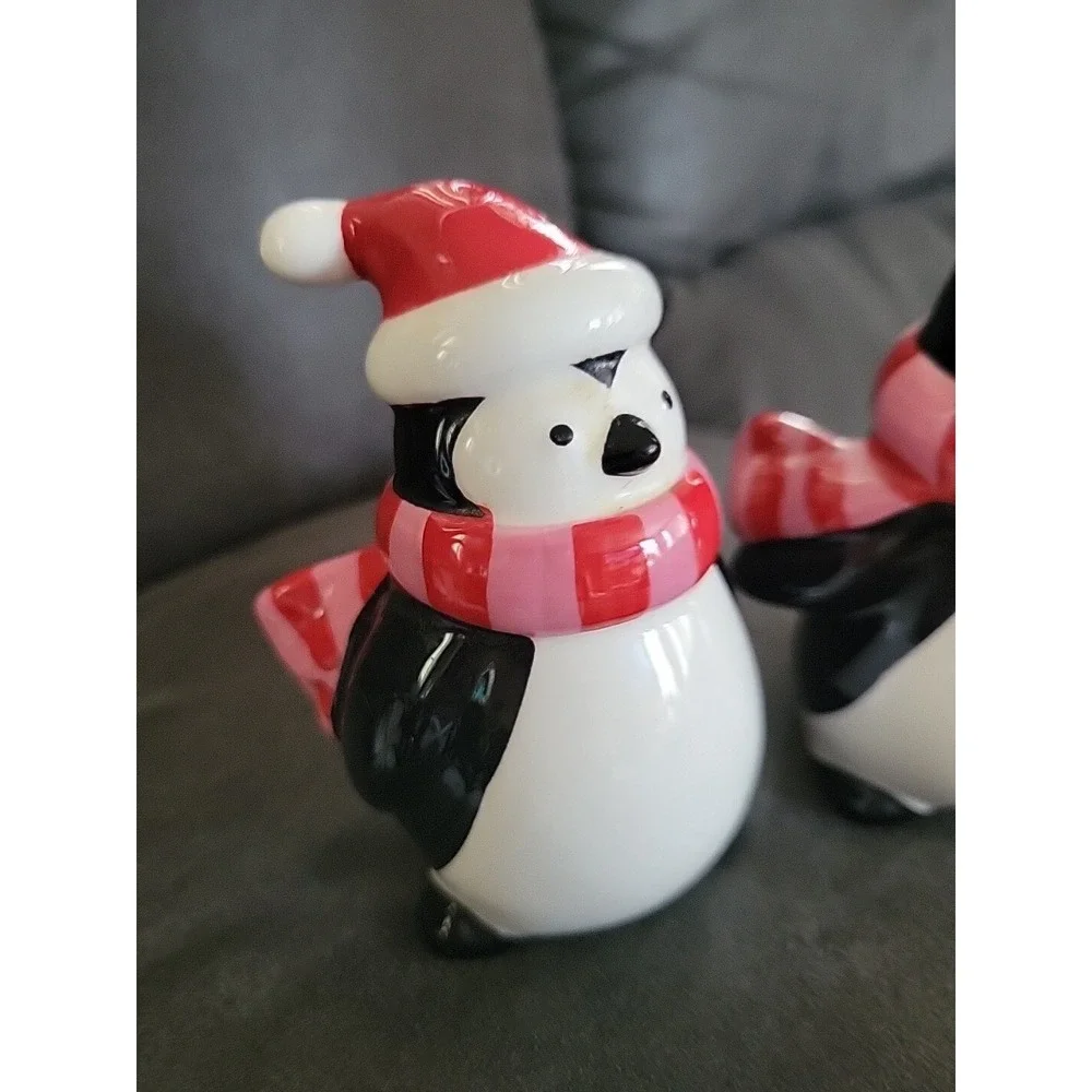 Target Home Sleddin Hill Christmas Holiday Penguins Salt Pepper Shaker Set‎